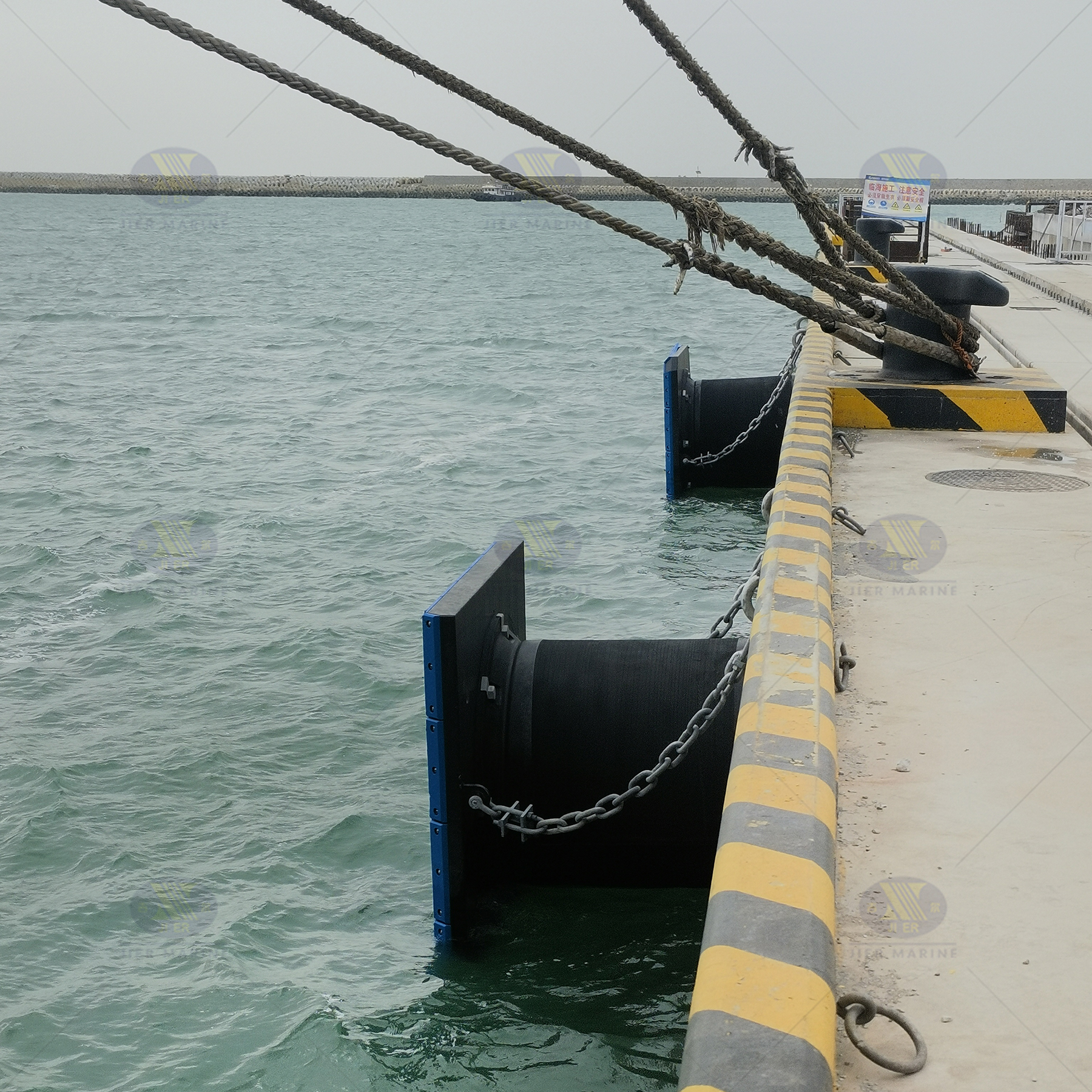 Nous avons installé des ailes et des bornes pour le port de Rizhao (JSC 、 T-Bollard)