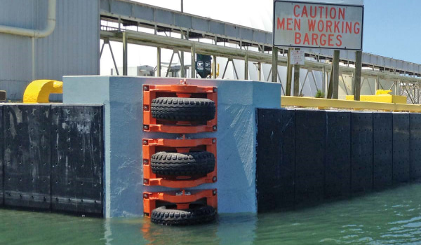 défense à rouleaux dans le quai