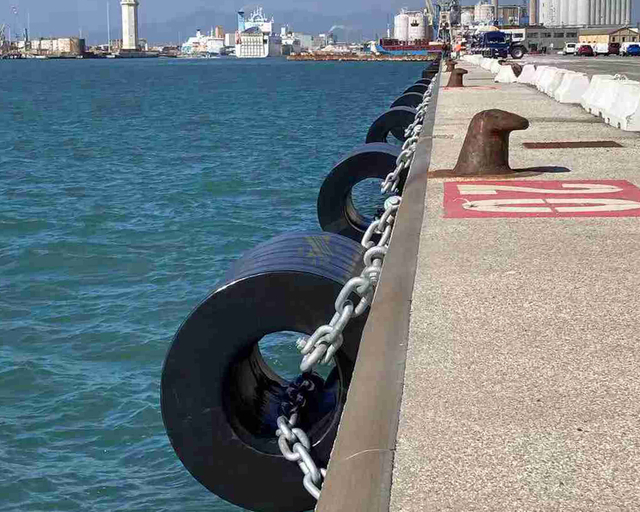 Fender cylindrique de Jier Marine pour le port de Massawa, FP Erythrée