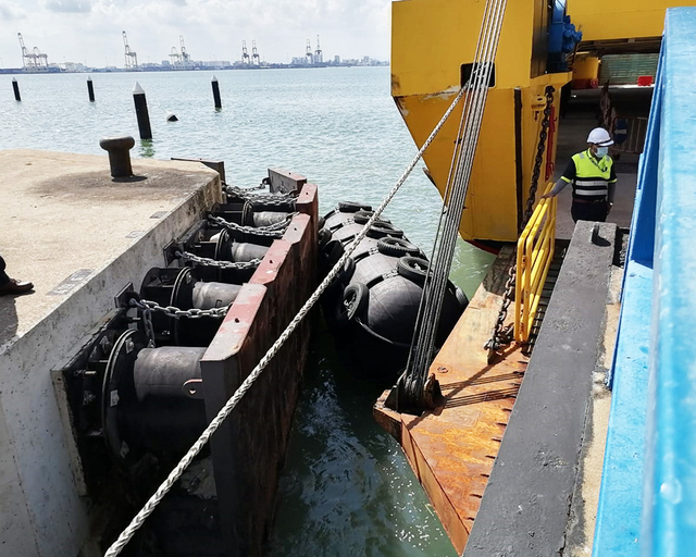 Fenders pneumatiques installés sur le port de Nhava Sheva