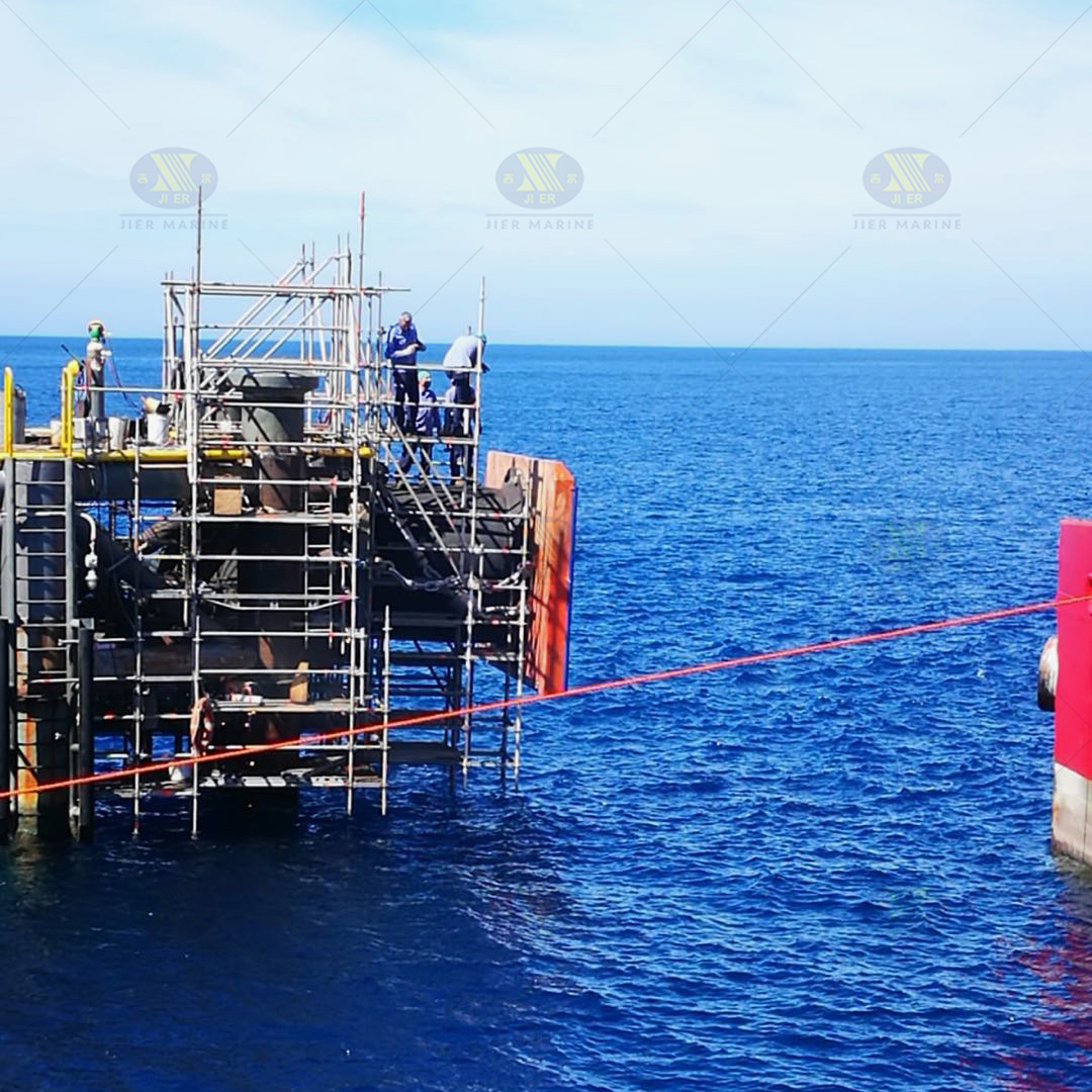 Fenders de Jier Marine Super Cell pour la couchette de pétrolier en Italie (2)