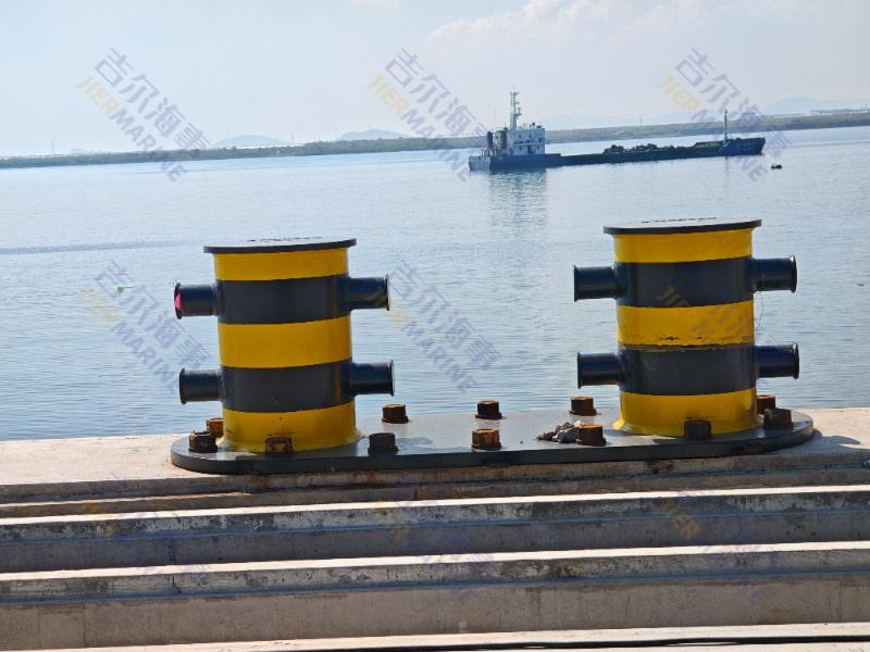 Bollard à deux en-tête